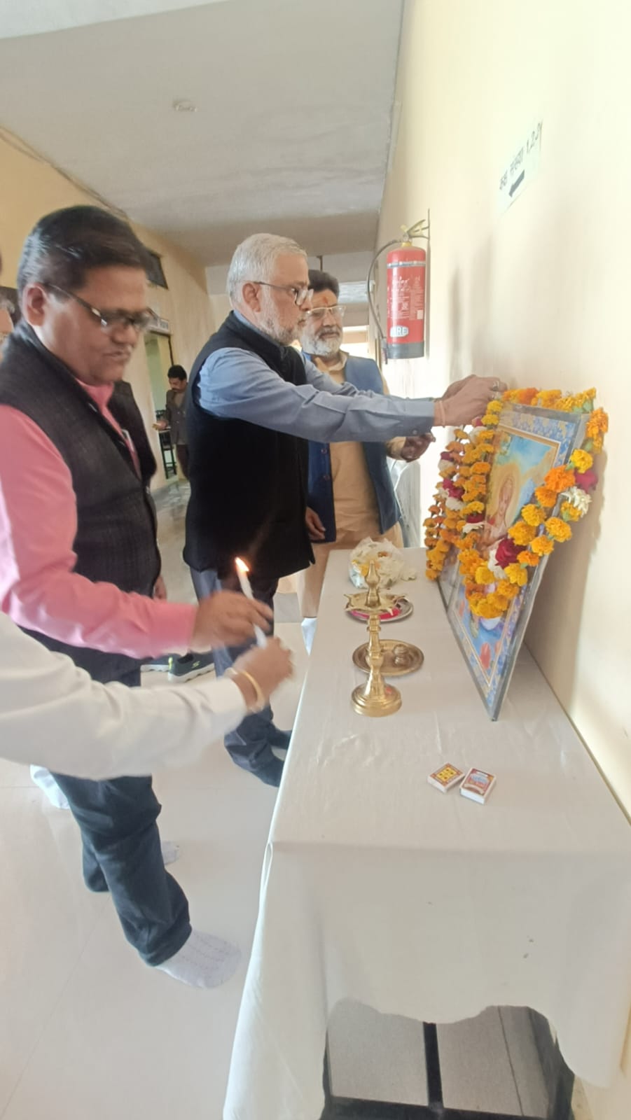विद्यार्थी को स्मार्टफोन प्रदान करते हुए
