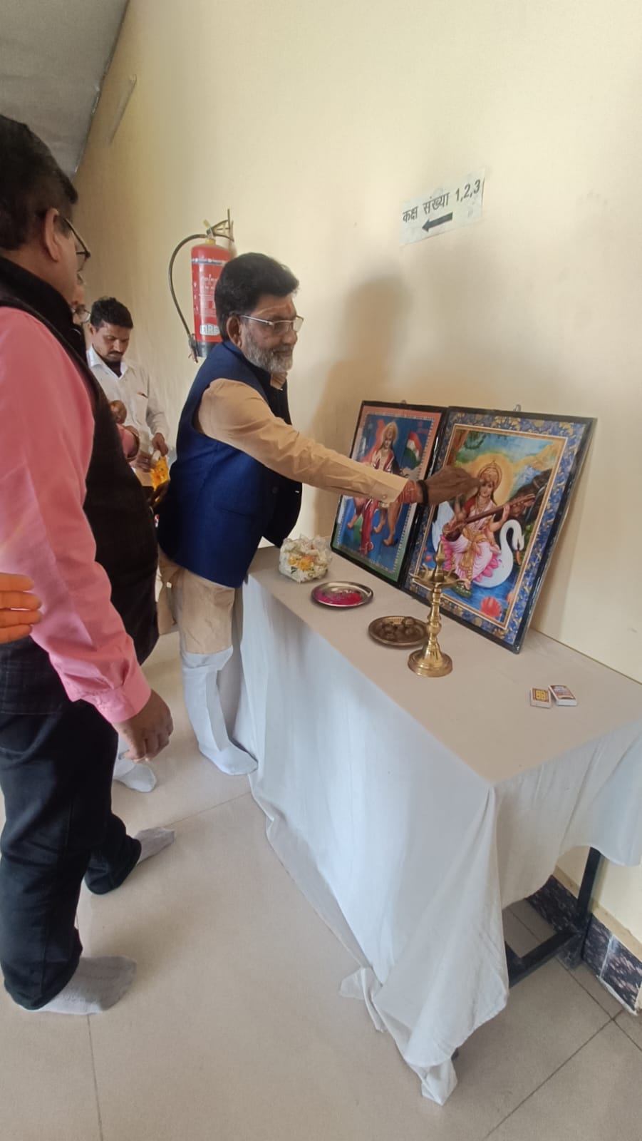 कार्यक्रम का शुभारंभ एवं दीप प्रज्ज्वलन